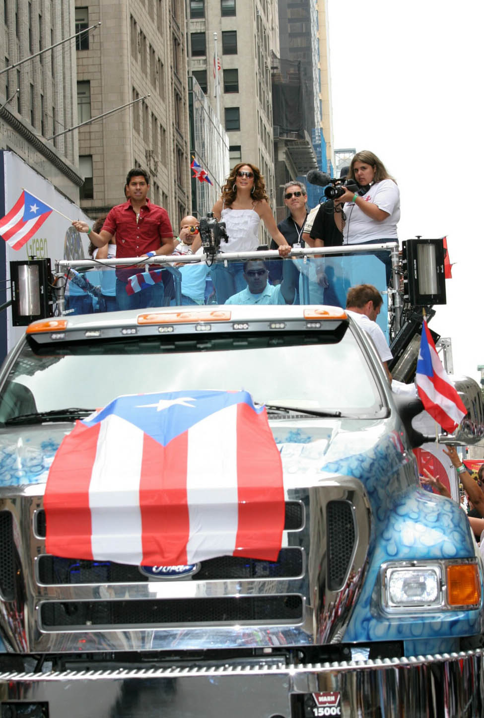 Фото Дженифер Лопес посетила в Нью Йорке парад в честь Дня Пуэрто Рико