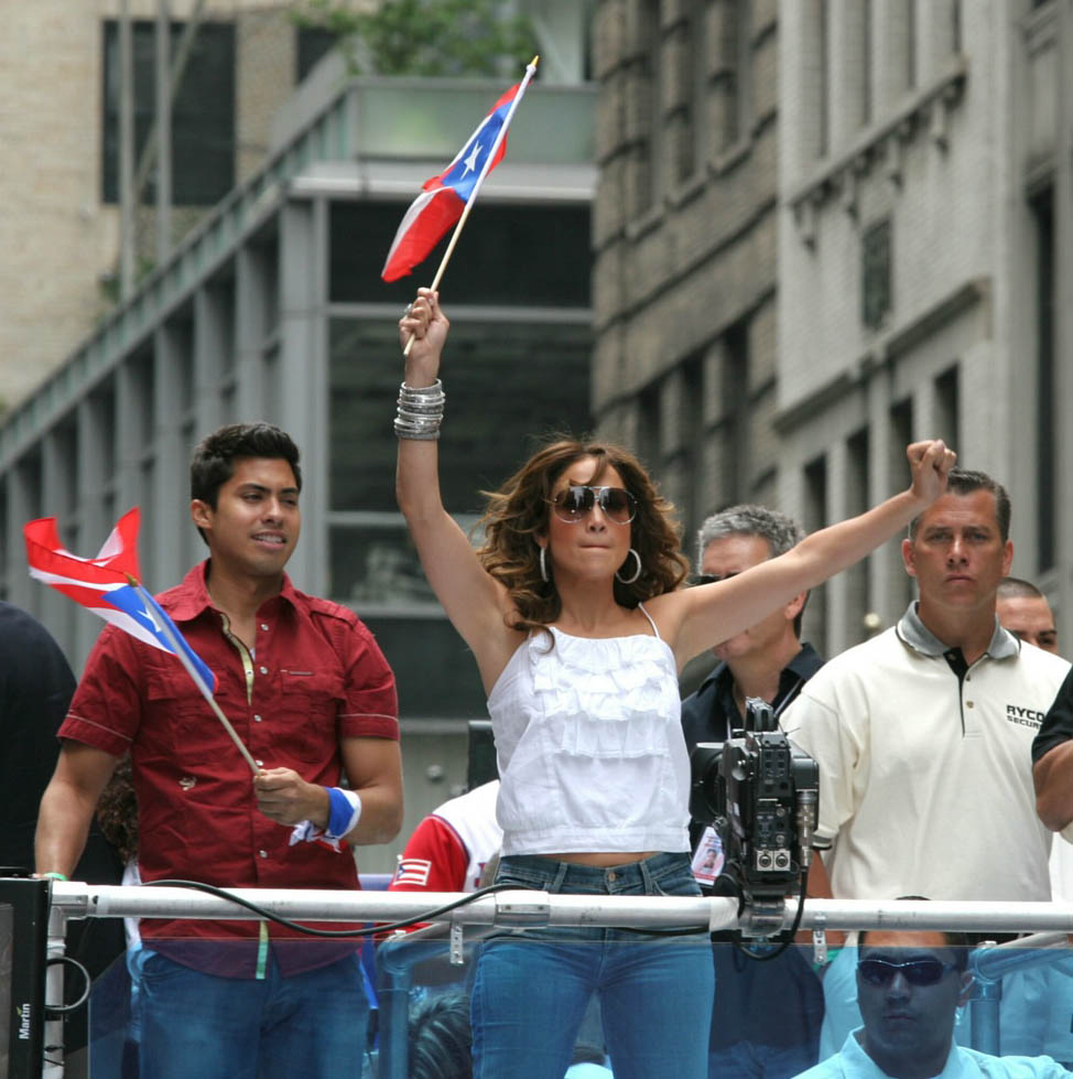 Фото Дженифер Лопес посетила в Нью Йорке парад в честь Дня Пуэрто Рико